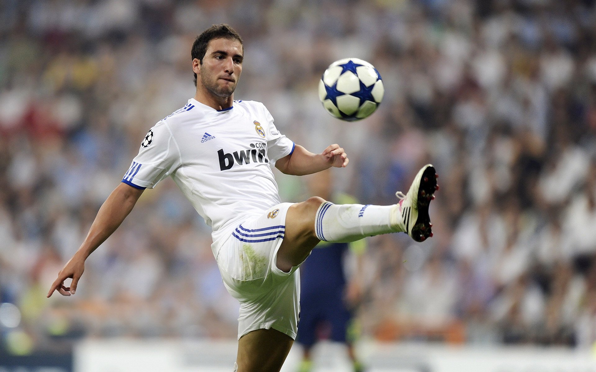 跨界合作推出足球题材的电影和纪录片，弘扬体育精神，足球类纪录片